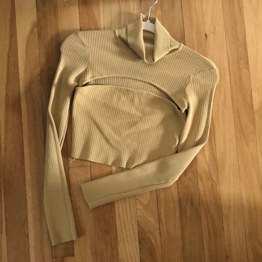 💖Like New Superdown Ribbed Cut out Crop Top